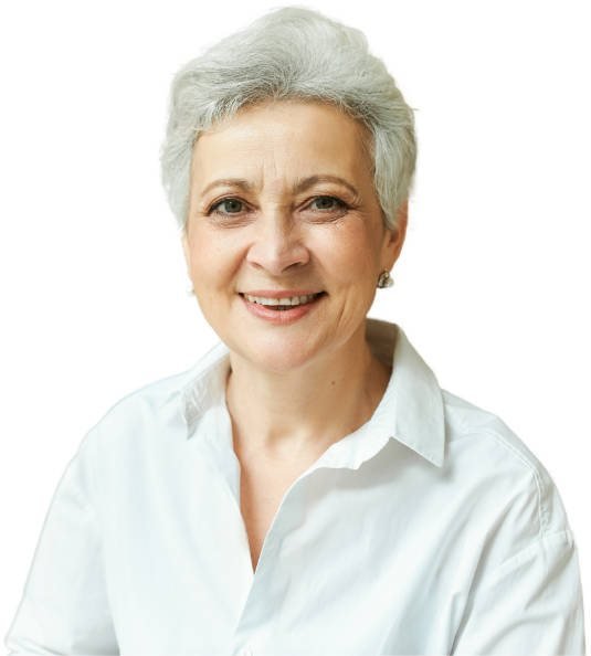 Doris, tarotista y vidente, sonriendo con una camisa blanca